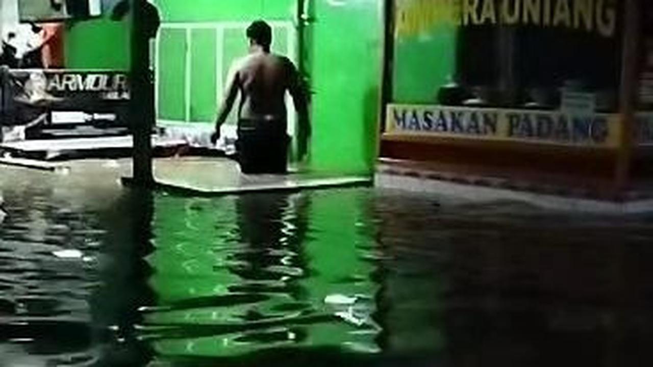Bekasi Diguyur Hujan Deras sejak Siang, Tanggul Kali Cilemahabang Jebol 20 Meter