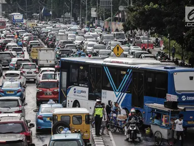Kendaraan terjebak kemacetan di kawasan Medan Merdeka Timur, Jakarta, Kamis (21/2). Kemacetan terjadi akibat pengalihan arus lalu lintas terkait Malam Munajat 212 di Monas. (Liputan6.com/Faizal Fanani)