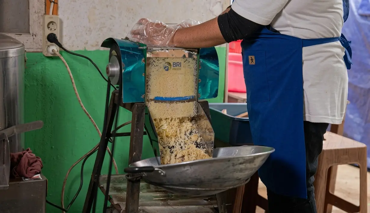 Bantuan alat pengupas dan pengiris pala membuat produksi lebih efisien. Proses mengupas pala berkurang dari lima menjadi dua jam, sedangkan pengirisan yang sebelumnya enam jam kini selesai sekitar dua jam. (Adv/BRI)