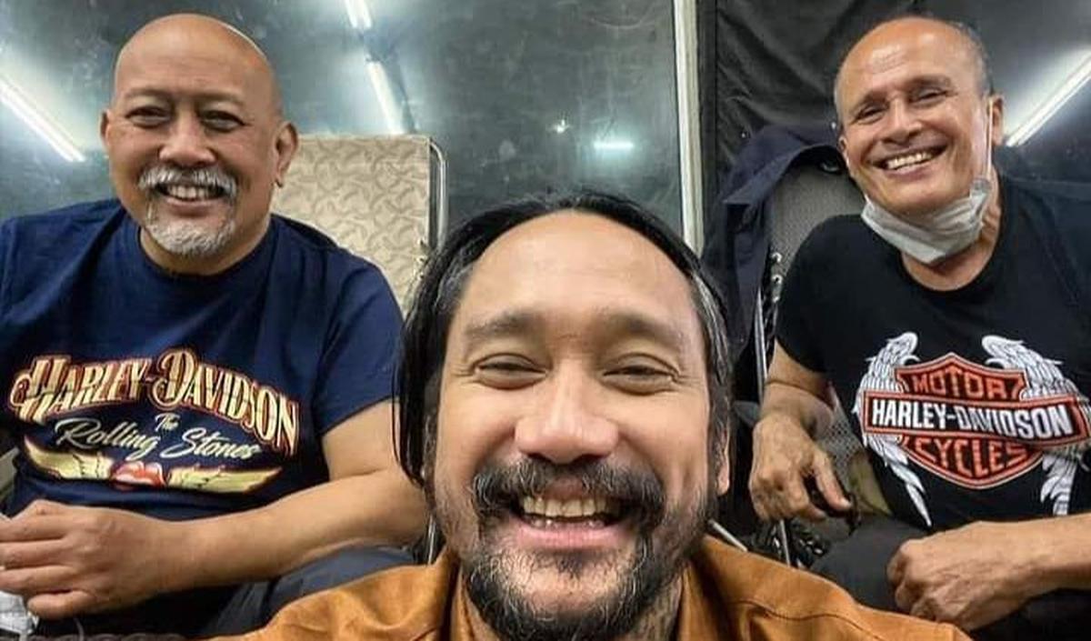 Barry Prima yang aktif di media sosial, sedikit mengobati kerinduan para fansnya. Sosoknya disebut sebagai 'legend'.&nbsp;Barry Prima mengunggah foto bersama Tora Sudiro dan Indro Warkop.<br>