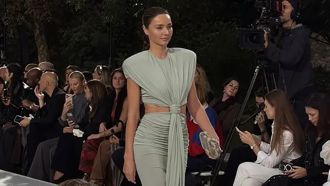 Kembali ke Runway, Miranda Kerr Men surrendered grossly Ke Mana Saja