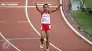 Ekspresi kemenangan Triyaningsih usai finis pertama di nomor 10.000 M di National Stadium Singapura, Kamis (11/6/2015). Triyaningsih mencatatkan waktu 33 menit 44,53 detik dan berhasil meraih medali emas. (Liputan6.com/Helmi Fithriansyah)