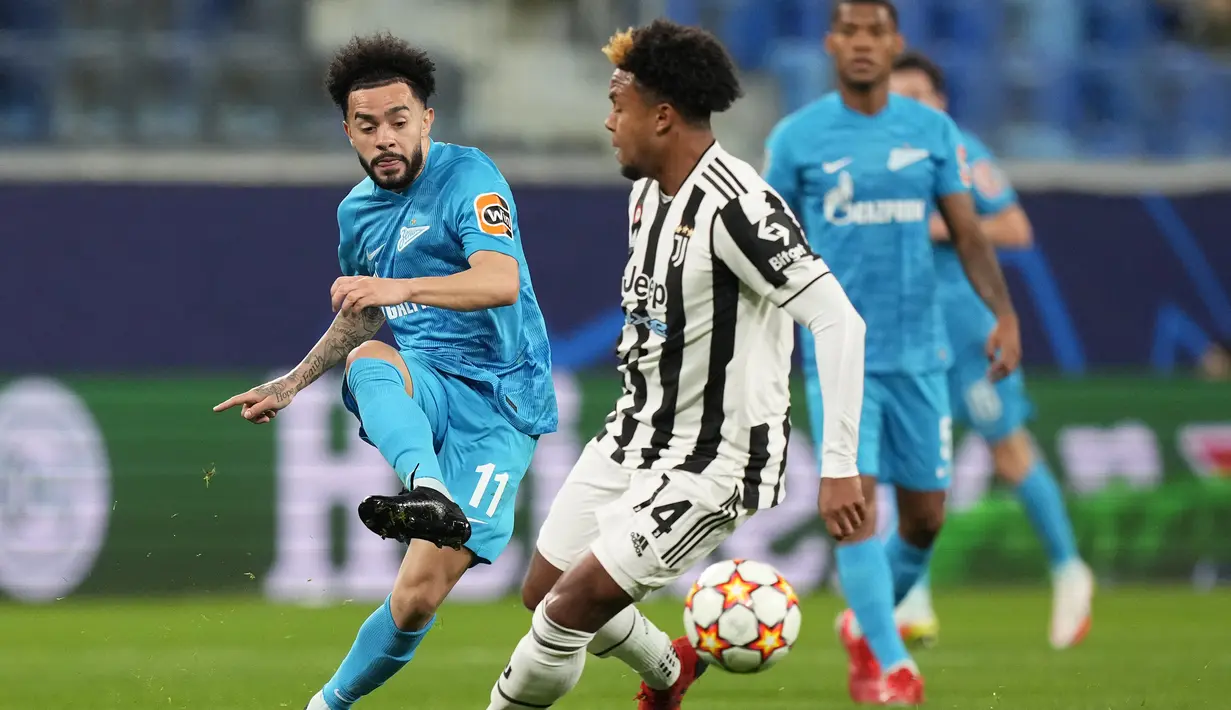 Zenit mengancam Juventus terlebih dahulu pada menit ke-18. Tembakan Claudinho (kiri) usai menerima umpan dari Malcom masih dapat diselamatkan kiper Juventus, Wojciech Szczesny. (AP/Dmitry Lovetsky)