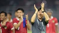 Publik pecinta sepak bola Indonesia bisa melihat senyum bahagia dari Shin Tae-yong dalam laga epic comeback yang dimenangkan oleh Timnas Indonesia U-20. (Bola.com/Ikhwan Yanuar)