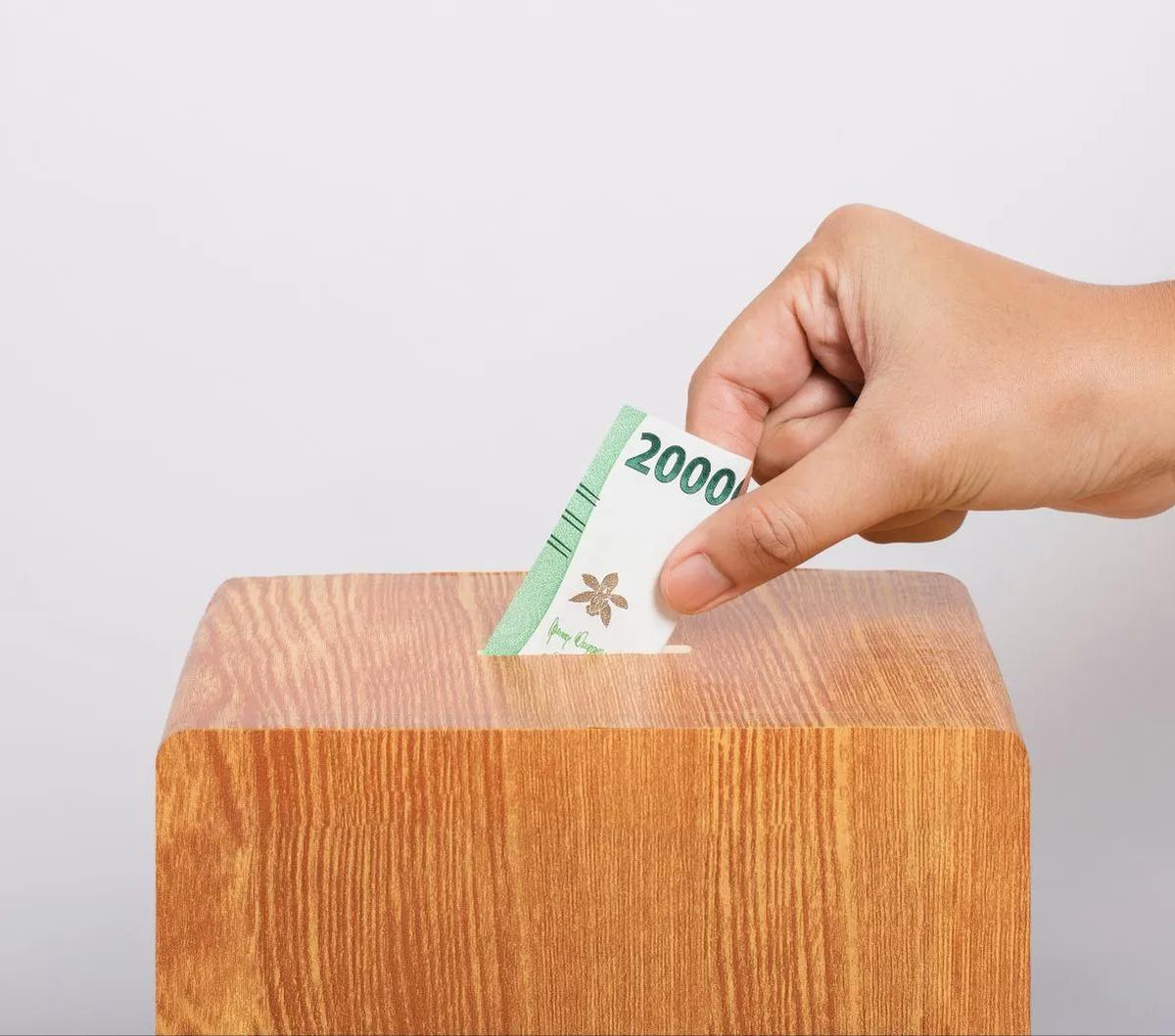 Kemudian, 10 persen dari gaji dialokasikan untuk membayar zakat atau bersedekah.