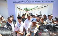 Mendagri Serahkan Bantuan Dana Tunggu Hunian di Tapanuli Selatan, Pastikan Korban Bencana Terpenuhi Kebutuhannya