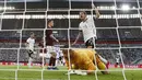 Penyerang timnas Jerman, Thomas Mueller berselebrasi setelah mencetak gol melewati kiper Latvia, Roberts Ozols dalam laga uji coba jelang EURO 2020 di Merkur Spiel Arena, Selasa (8/6/2021) dini hari WIB. Timnas Jerman memenangkan pertandingan dengan skor 7-1. (AP Photo/Martin Meissner)