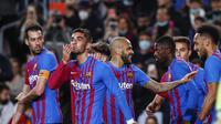 Para pemain FC Barcelona merayakan gol dalam pertandingan sepak bola La Liga Spanyol antara FC Barcelona dan Osasuna di stadion Camp Nou di Barcelona, Spanyol, Minggu, 13 Maret 2022. (AP Photo/Joan Monfort)