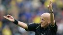 Wasit Pierluigi Collina saat memimpin laga Liga Italia antara Siena melawan AC Milan di Stadion Franchi, Siena, 17 April 2005. (AFP/Carlo Baroncini)