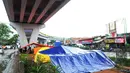 Sejumlah warga korban banjir mengungsi di bawah kolong Jembatan Pesing, Grogol, Jakarta, Rabu (11/2/2015). Mereka sengaja membangun tenda darurat di bawah kolong Jembatan Pesing agar mudah mendapat bantuan. (Liputan6.com/Faisal R Syam)