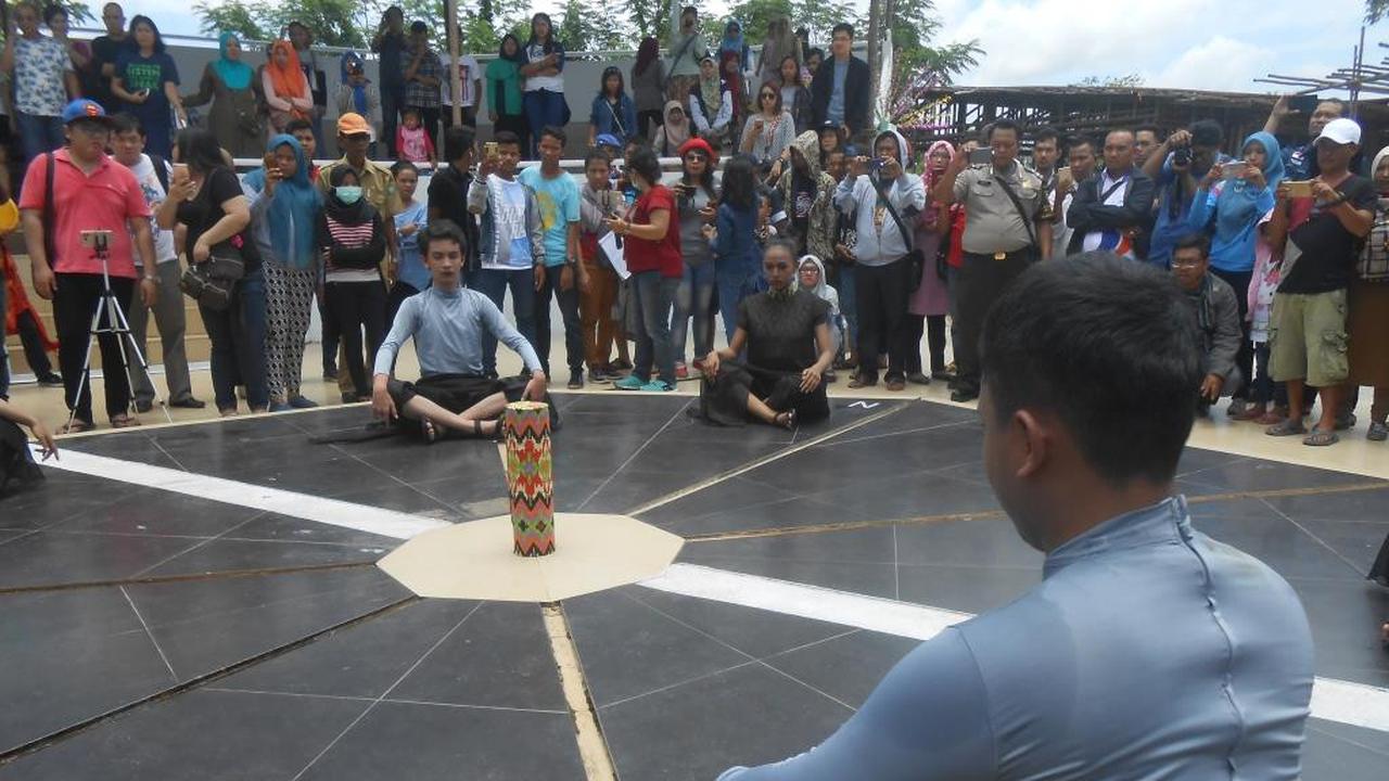 Saat Equinox, Hari Tanpa Bayangan Terjadi di Tugu Khatulistiwa