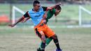 Pemain Persiraja Banda Aceh saat mengikuti sesi latihan di Stadion H Dimurthala Lampineung, Jumat (21/8/2020). Kompetisi Shopee Liga 1 musim 2020 rencananya akan kembali bergulir pada Oktober mendatang. (AFP/Chaideer Mahyuddin)