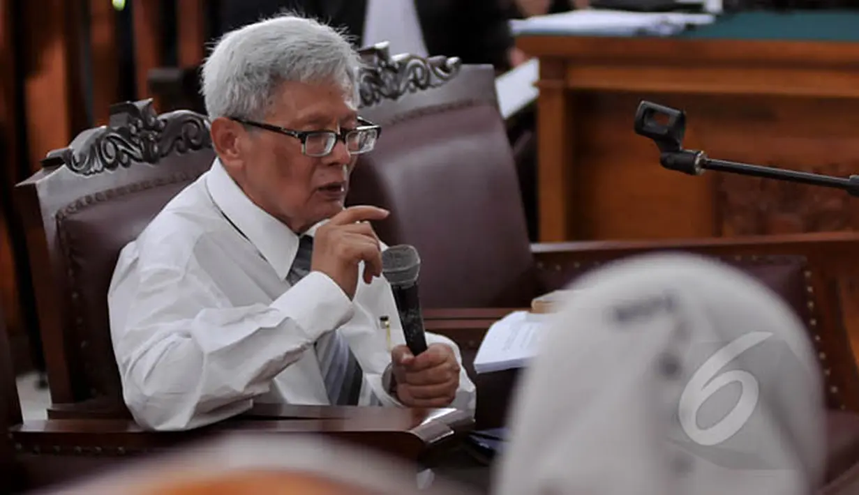 Dosen Universitas Padjajaran, Bernard Arif Sidharta memberikan kesaksian dalam sidang lanjutan praperadilan BG terhadap KPK di Pengadilan Negeri Jakarta Selatan, Jumat (13/2/2015). (Liputan6.com/Johan Tallo) 