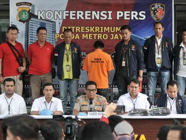 Kabid Humas Polda Metro Jaya Kombes Pol Argo Yuwono (tengah) memberi keterangan saat rilis kasus pembunuhan Rieke Andrianti di Mapolda Metro Jaya, Jakarta, Senin (11/11/2019). Polisi berhasil membekuk tersangka tunggal dalam pembunuhan Rieke Andrianti, JE. (merdeka.com/Iqbal Nugroho)