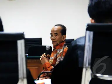 Gubernur Riau nonaktif Annas Maamun kembali menjadi saksi dugaan suap alih fungsi hutan Riau di Pengadilan Tipikor, Jakarta, Senin (19/1/2015). (Liputan6.com/Faisal R Syam)
