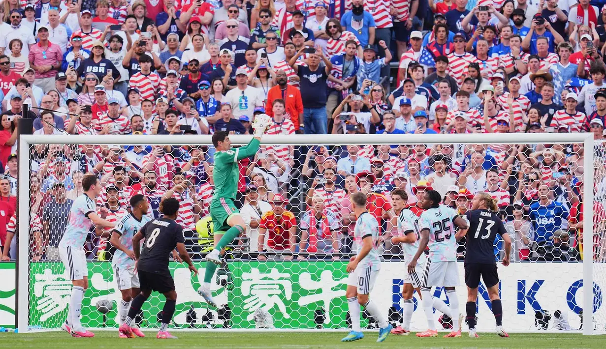 Kiper Belgia Thibaut Courtois  menangkap bola selama pertandingan babak 16 besar Piala Dunia sepak bola melawan Amerika Serikat di Seattle, Senin, 6 Juli 2026. (AP Photo/Manu Fernandez)