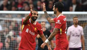 Pemain Liverpool, Mohamed Salah (kiri) melakukan selebrasi dengan Dominik Szoboszlai setelah mencetak gol kedua timnya selama pertandingan Liga Premier Inggris melawan Brentford di Stadion Anfield, Liverpool, Minggu, 25 Agustus 2024. (AP Photo/Rui Vieira)