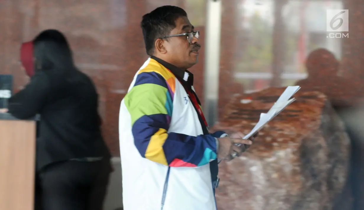 Dirjen Otonomi Daerah Kemendagri, Soni Sumarsono bersiap menjalani pemeriksaan di gedung KPK, Jakarta, Kamis (9/8). Sumarsono menjalani pemeriksaan kasus dugaan suap pengalokasian dan penyaluran dana otonomi khusus Aceh (DOKA). (Merdeka.com/Dwi Narwoko)
