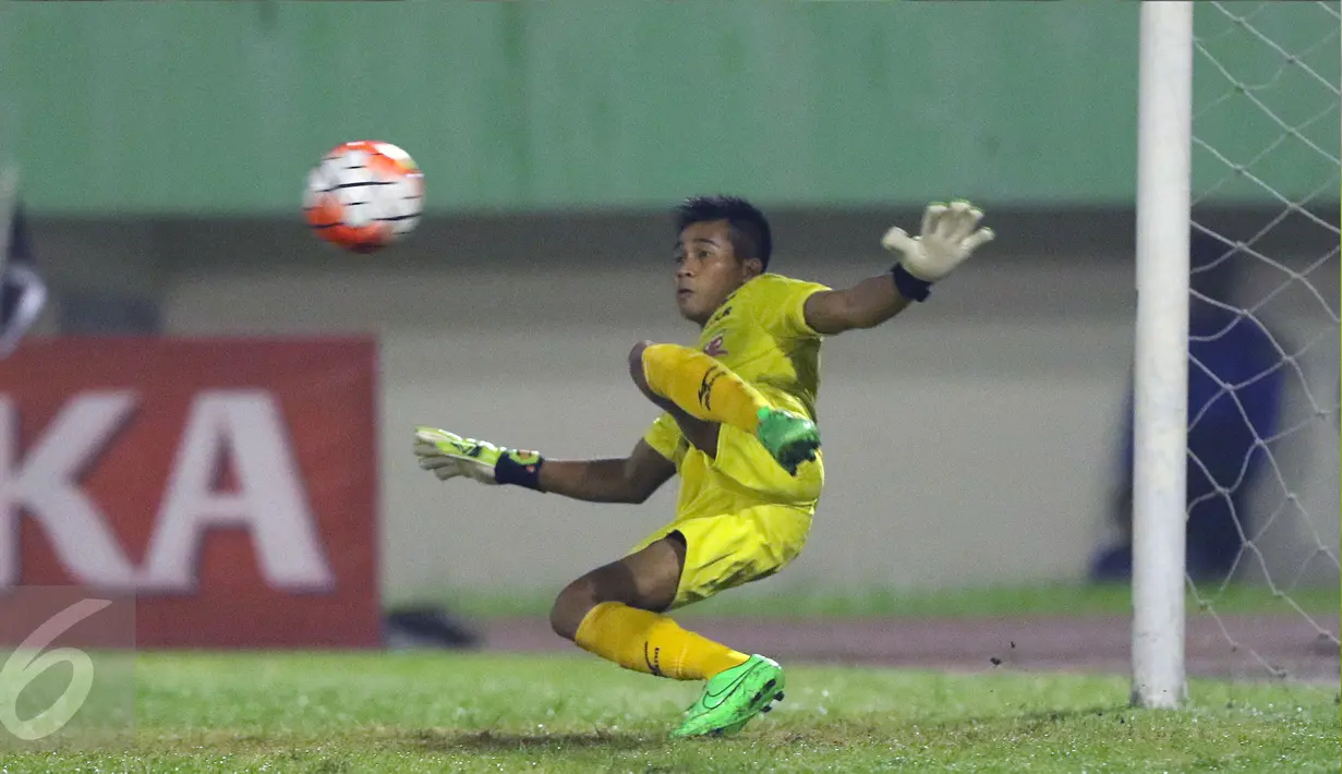 Kiper Madura United, Angga Saputra mencoba menahan tendangan penalti pemain PBFC di laga 8 besar PIala Presiden 2017 di Stadion Manahan Solo, Sabtu (25/2). PBFC unggul adu penalti 5-4 (0-0). (Liputan6.com/Helmi Fithriansyah)