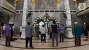 Umat muslim melaksanakan salat Ashar berjamaah di Masjid Jami' Al Munawwar, Jakarta, Kamis (7/5/2020). Meski di tengah ancaman pandemi COVID-19, sejumlah umat muslim tetap memanfaatkan Masjid Jami' Al Munawwar untuk melaksanakan ibadah di bulan suci Ramadan 1441 H. (Liputan6.com/Helmi Fithriansyah)
