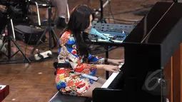 Raisa berlatih sambil bermain piano jelang konser tungal perdananya "Pemeran Utama", di kawasan Fatmawati, Jakarta, Rabu (20/5/2015). Dalam konser yang akan digelar pada 24 Mei mendatang, Raisa akan membawakan 22 lagu. (Liputan6.com/Panji Diksana)