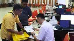 Perwakilan pengurus Parpol peserta Pemilu 2019 saat mengajukan perbaikan daftar calon dan syarat calon anggota DPR di Jakarta, Selasa (31/7). KPU membuka pengajuan perbaikan hingga Selasa (31/7) pukul 23.59 WIB. (Liputan6.com/Helmi Fithriansyah)