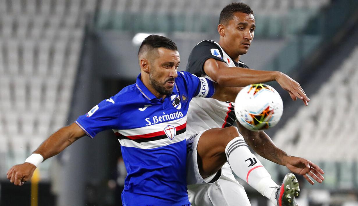Bek Juventus, Danilo, berebut bola dengan pemain Sampdoria, Fabio Quagliarella, pada laga Serie A di Allianz Stadium, Turin, Senin (27/7/2020). Kemenangan 2-0 ini membuat juventus mengunci gelar juara Serie A musim 2019-2020. (AP Photo/Antonio Calanni)