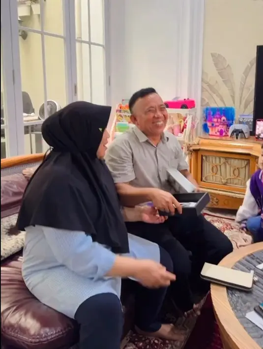 Senyum, terkejut dan bahagia dari orang-orang terdekat Kiky yang mengetahui pemilik nama asli Rizhky Nurasly Saputri, S.Pd itu tengah berbadan dua. [Instagram/kikysaputrii]