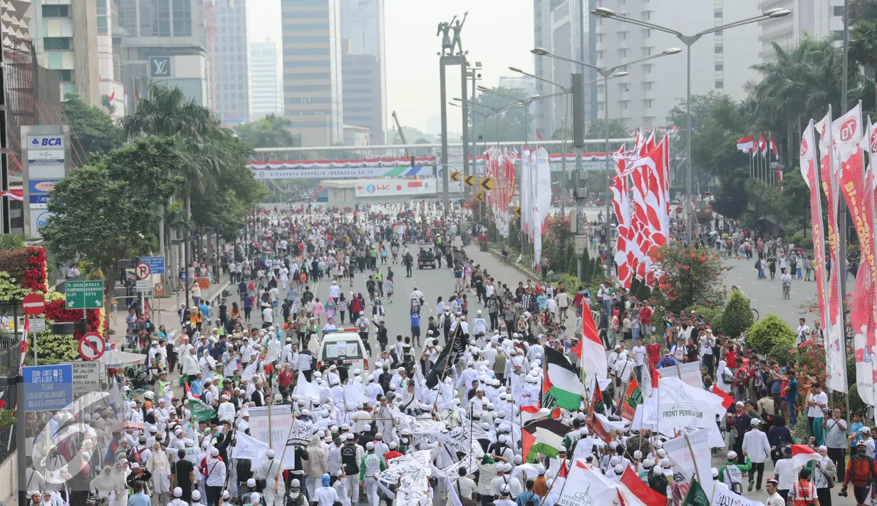 Ratusan orang melakukan long march dari Senayan menuju Bundaran HI, Jakarta, Minggu (16/8/2015). Parade Tauhid yang diikuti berbagai organisasi massa Islam ini digelar dalam rangka mensyukuri kemerdekaan RI yang ke 70 tahun. (Liputan6.com/Faizal Fanani)