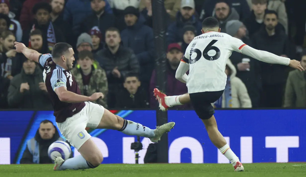 Pemain Liverpool, Trent Alexander-Arnold melesatkan bola untuk mencetak gol penyeimbang 2-2 ke gawang Aston Villa dalam laga lanjutan Liga Inggris 2024/2025 di Villa Park, Brimingham, Inggris, Rabu (19/02/2025) waktu setempat. (AP Photo/Darren Staples)