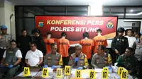 Kapolda Sulut Irjen Pol Setyo Budiyanto saat menggelar konferensi pers, yang dihadiri sejumlah wartawan baik, cetak, elektronik dan media online, di Polres Bitung, Minggu (26/11/2023) malam.