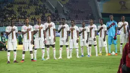 Starting XI Timnas Mali U-17 berbaris menyanyikan lagu kebangsaan Mali sebelum dimulainya laga perempat final Piala Dunia U-17 2023 menghadapi Timnas Maroko U-17 di Stadion Manahan, Solo, Sabtu (25/11/2023). (Doc. LOC WCU17/RKY)