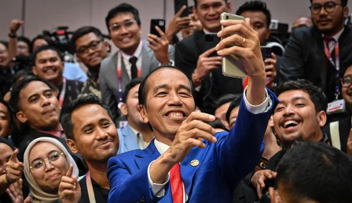 Presiden Republik Indonesia Joko Widodo atau Jokowi (tengah) berswafoto dengan para jurnalis usai konferensi pers pada KTT ke-43 ASEAN di Jakarta, Kamis (7/9/2023). (Adek BERRY/AFP)