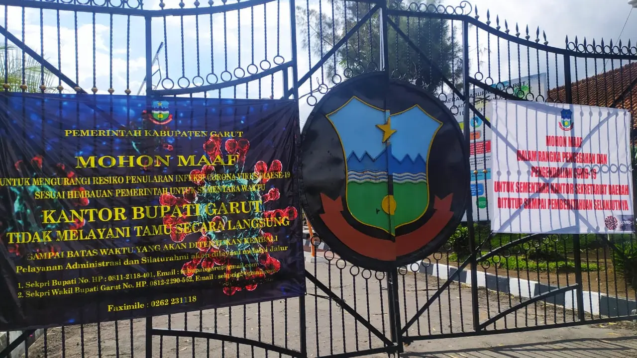 Sebuah spanduk papan pengumuman mengenai penutupan lingkungan Setda Garut, terpampang di pintu masuk Setda Garut, Jawa Barat.