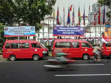 Sejumlah sopir angkutan umum (angkot) Koperasi Wahana Kalpika (KWK) menggelar aksi di Balai Kota DKI Jakarta, Rabu (2/8/2023). Dalam aksinya, para sopir angkot meminta SK Jakarta Barat untuk Jak 78, Jak 79, dan Jak 107 segera beroperasi pada bulan Agustus. (Liputan6.com/Faizal Fanani)