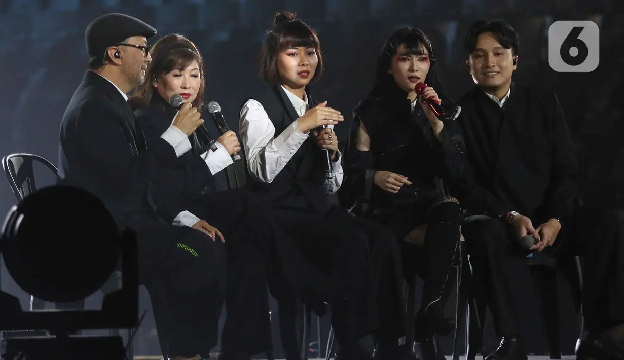 Dalam konser tersebut, Isyana memboyong keluarga intinya, termasuk kedua orang tuanya, Sapta Dwikardana dan Luana Marpanda, kakaknya Rara Sekar Larasati, serta suaminya, Rayhan Maditra. (Liputan6.com/Herman Zakharia)