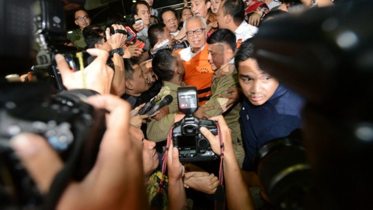 Keluar sebagai tahanan KPK, OC Kaligis dikerubungi wartawan