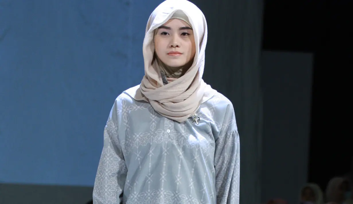 Model berpose saat membawakan rancangan Ria Miranda yang bertema busana Daily di Hall Senayan City, Jakarta, Sabtu (10/12). Acara ini berlangsung selama dua hari, mulai 9-10 Desember 2016. (Liputan6.com/Herman Zakharia)
