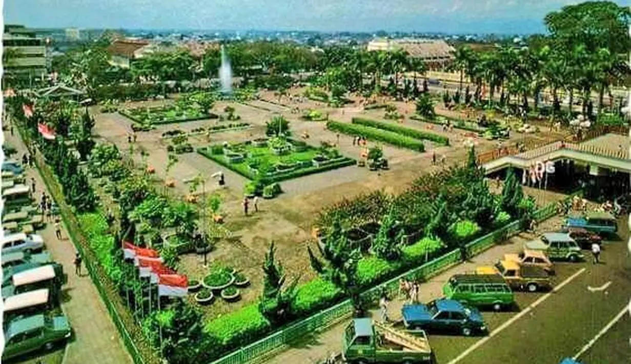 Alun-Alun Bandung yang menjadi pusat rekreasi orang Bandung kala itu. (Source: Facebook/Napak Tilas Bandung)
