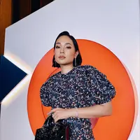 Fashion enthusiast Ayla Dimitri membagikan rekomendasi fashion item yang nggak boleh dilewati saat Harbolnas 12.12. [IG: @ayladimitri]