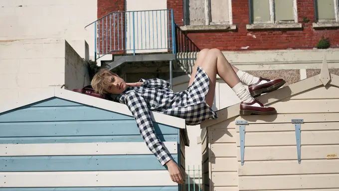 Contek 15 Gaya Berbusana 'Boyish' a la Agyness Deyn