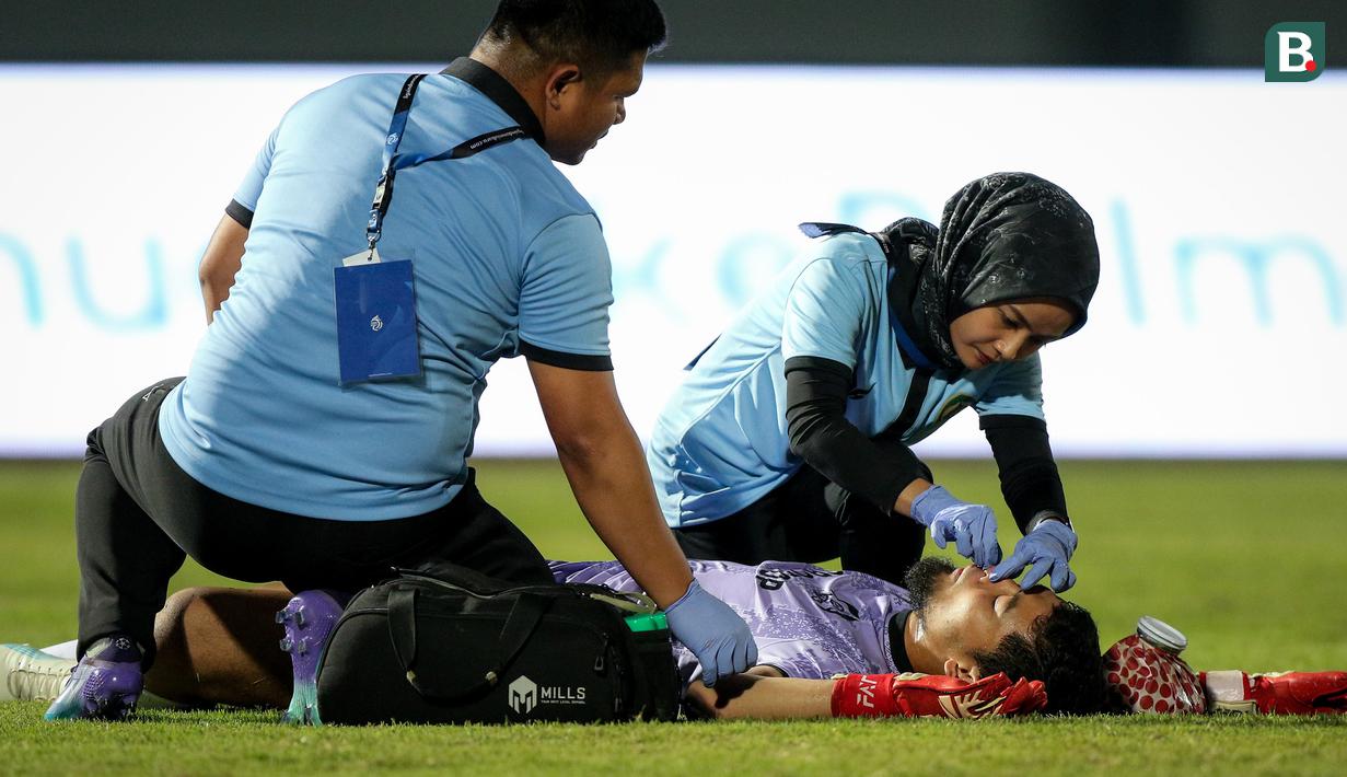 Kiper Persikabo 1973, Moch Diky Indriyana mendapatkan perawatan dalam laga pekan ke-2 BRI Liga 1 2022/2023 antara Dewa United melawan Persikabo 1973 di Indomilk Arena, Tangerang, Minggu (31/7/2022) malam WIB. (Bola.com/Bagaskara Lazuardi)