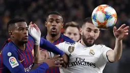 Penyerang Real Madrid Karim Benzema (kanan) berebut bola dengan bek Barcelona Nelson Semedo saat bertanding pada leg pertama semifinal Copa del Rey di Stadion Camp Nou, Barcelona, Spanyol, Rabu (6/2). Pertandingan berakhir 1-1. (AP Phptp/Emilio Morenatti)