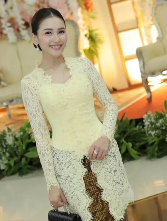 Ditata oleh stylist @erichalamin, kebaya pun dipadukan dengan bawahan kain batik coklat lilit dari @batikeyangputri_id. [@ayutingting92]