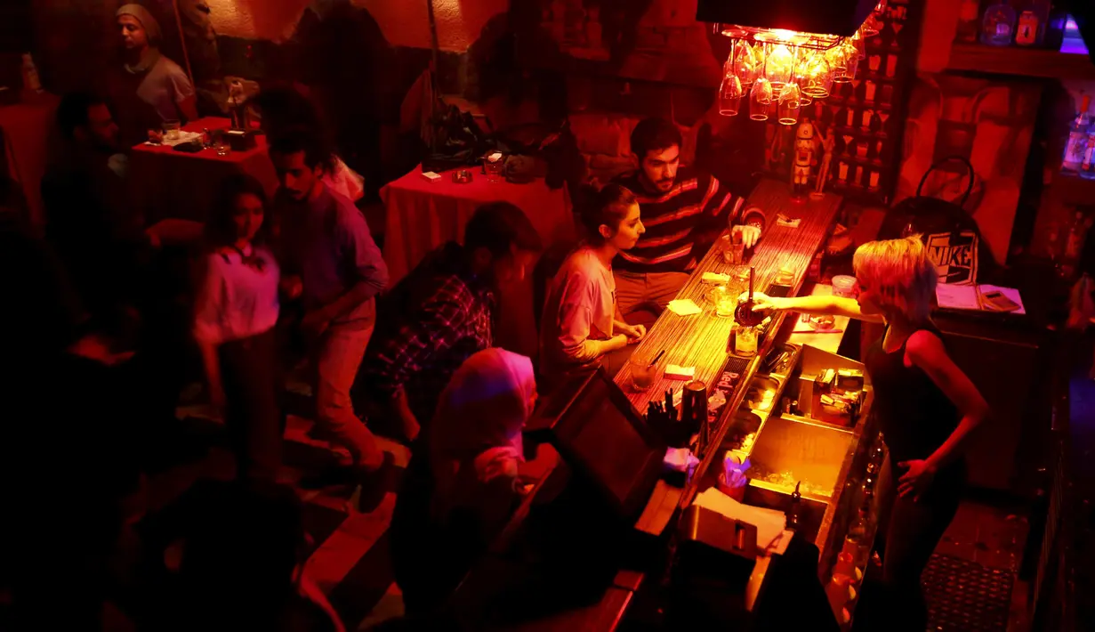 Dara, seorang bartender bar 80s di Damaskus, Suriah, (13/3/2016). Daerah Kota Tua Damaskus yang berjarak 1 km lebih dari pemerintahan yang dikuasai pemberontak Suriah ini menjadi tempat yang jauh dari hiruk pikuk konflik. (REUTERS / Omar Sanadiki)
