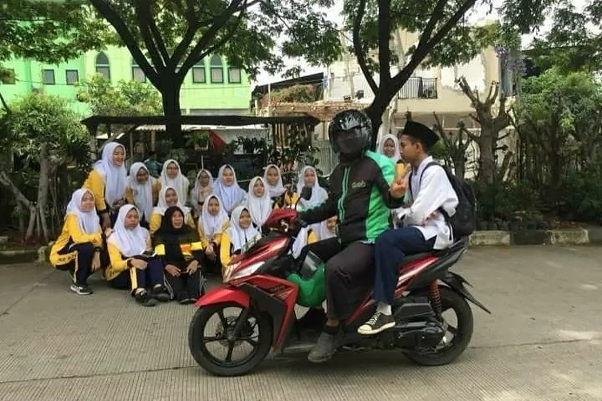 8 Momen Ngakak Ojek Online Jadi Photobomb