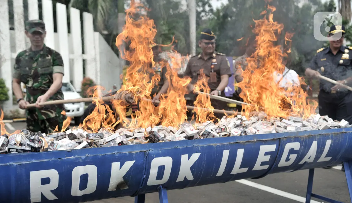Petugas Bea dan Cukai membakar rokok ilegal saat pemusnahan di Kantor Direktorat Bea Cukai, Jakarta, Kamis (19/12/2019). Dirjen Bea Cukai memusnahkan 2.777.114 batang rokok dan 14.719 botol minuman keras ilegal berbagai merek senilai Rp 6.462.090.500. (merdeka.com/Iqbal S Nugroho)