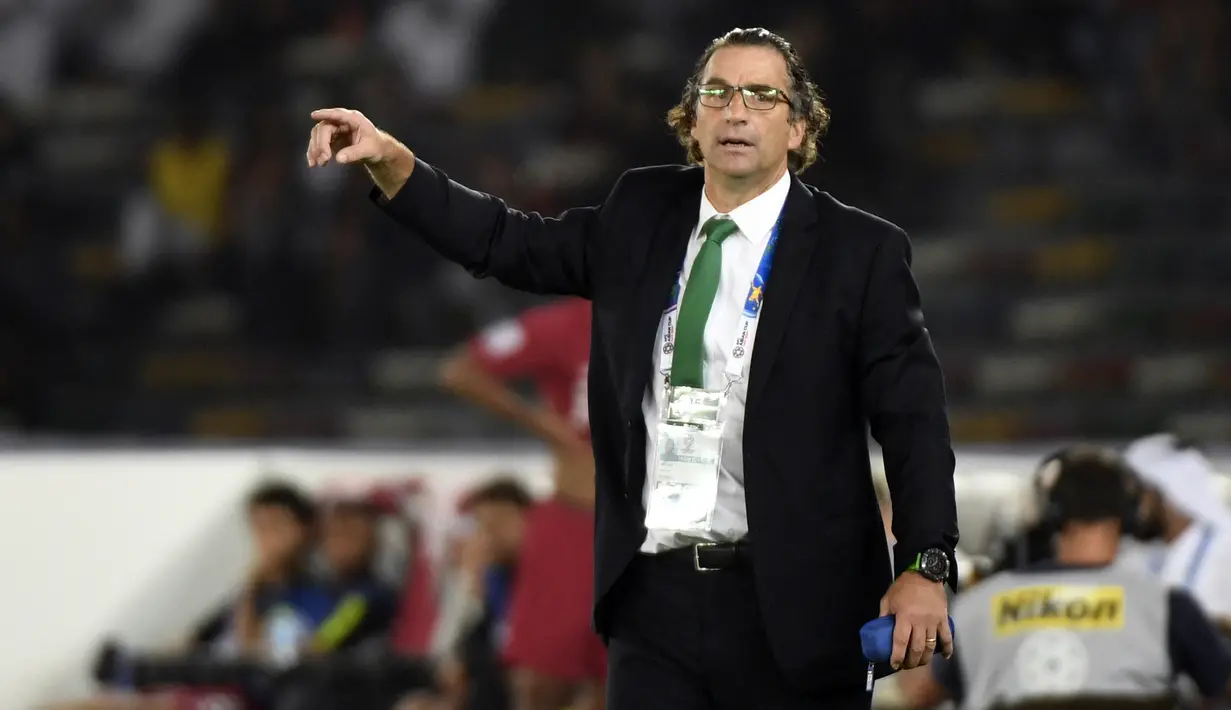 Juan Antonio Pizzi pernah menangani Timnas Chile dan meraih gelar Copa America 2016. Ia juga merupakan pemain Barcelona pada 1996-1998 dan berhasil meraih enam trofi untuk Blaugrana. Kini pelatih asal Argentina tersebut berambisi mencuri perhatian bersama Timnas Bahrain di Piala Asia 2023. (AFP/Khaled Desouki)