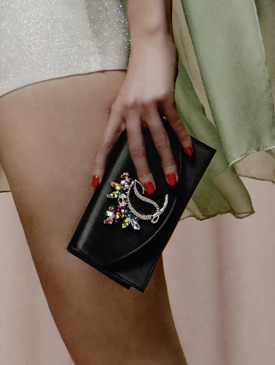 Serta tas Loubi54 yang melengkapi tampilan pesta di akhir tahun ini, Permata merupakan penekanan koleksi The Holliday tahun ini yang juga bisa membawa sinar terang di tahun 2022.