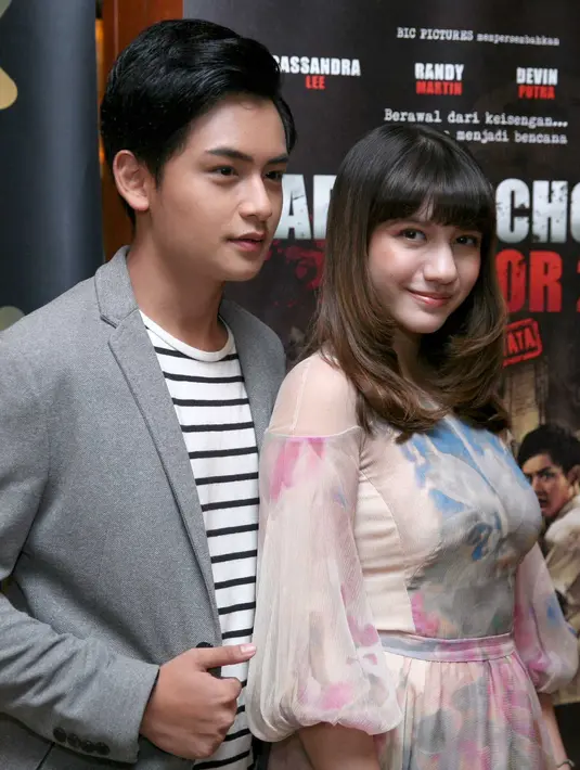 Nyaman dan tak terlalu berat dalam urusan chemistry tentu menjadi hal utama yang mereka rasakan. Namun, menurut Cassandra, ia pun senang bergabung di film ini karena menambah banyak teman. (Nurwahyunan/Bintang.com)